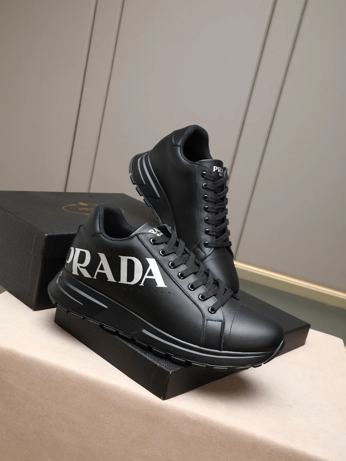Men's shoes 💰460 PRADA's new model is on the market, the picture above is a must-sell! Fashionable casual men's shoes, trendy and versatile, relaxed and sporty style, imported cowhide leather uppers 3D printed and ultra-fine workmanship. Light and comfortable on the feet, available in 5 colors! 38-44(45 customized)